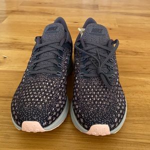 Nike Air Zoom Pegasus 35 in gray/pink size 9.5. Has a purple hue to the gray
